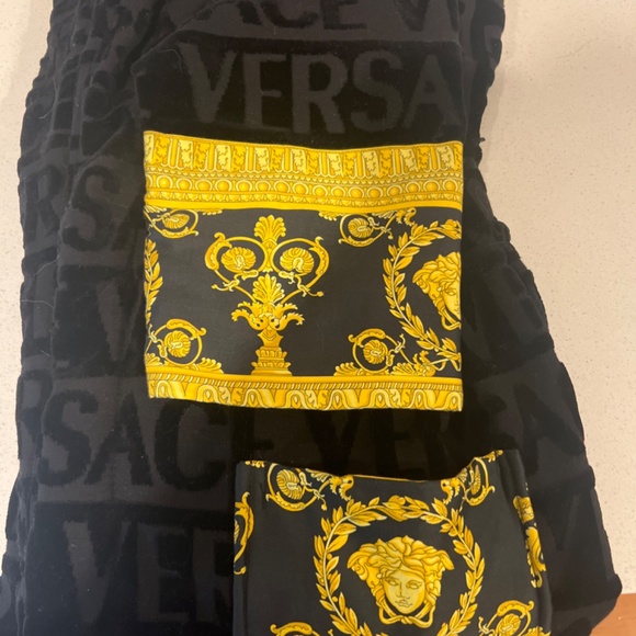 Versace robe - Picture 3 of 3